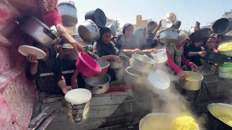 Gazzede annelerin feryadı duyulmuyor UMUT: Bir tas yemek...