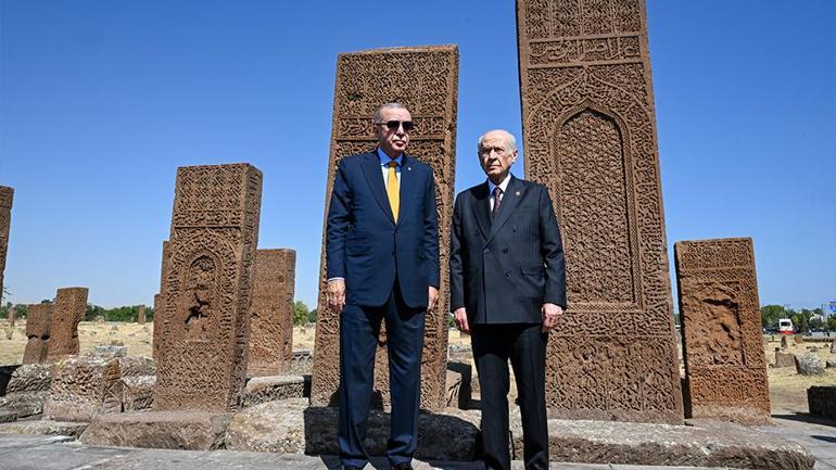 Cumhurbaşkanı Erdoğan ve MHP lideri Devlet Bahçeli, Ahlatta: Selçuklu Kabristanına ziyaret