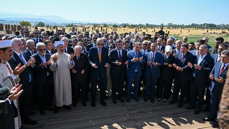 Cumhurbaşkanı Erdoğan ve MHP lideri Devlet Bahçeli, Ahlatta: Selçuklu Kabristanına ziyaret