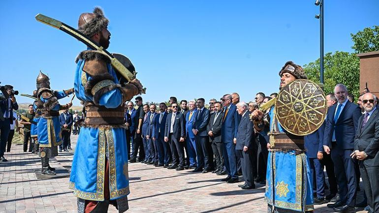 Cumhurbaşkanı Erdoğan ve MHP lideri Devlet Bahçeli, Ahlatta: Selçuklu Kabristanına ziyaret
