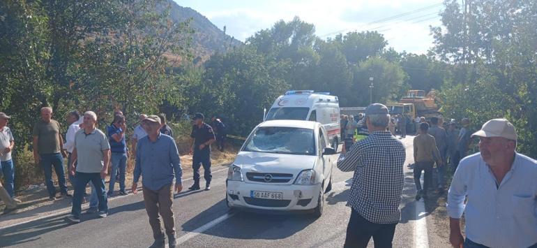 Cenazeye gidenlere otomobil çarptı