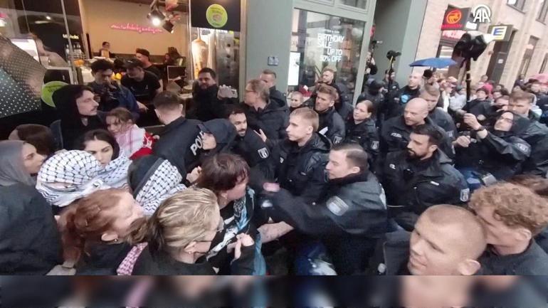 Alman polisinden göstericiye yumruk
