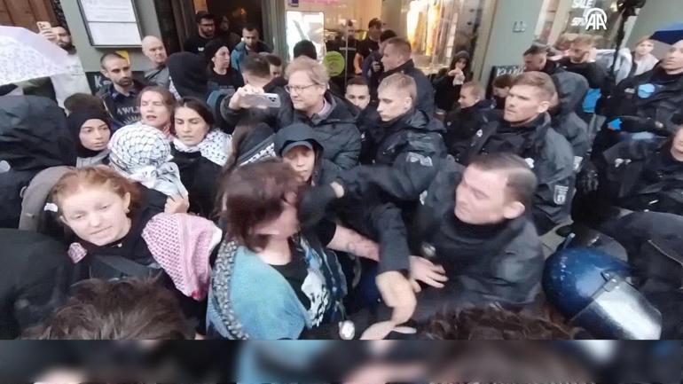 Alman polisinden göstericiye yumruk