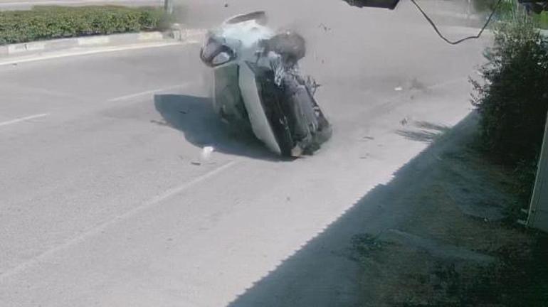 Feci kaza anı kamerada Refüje çarpan otomobil taklalar attı...