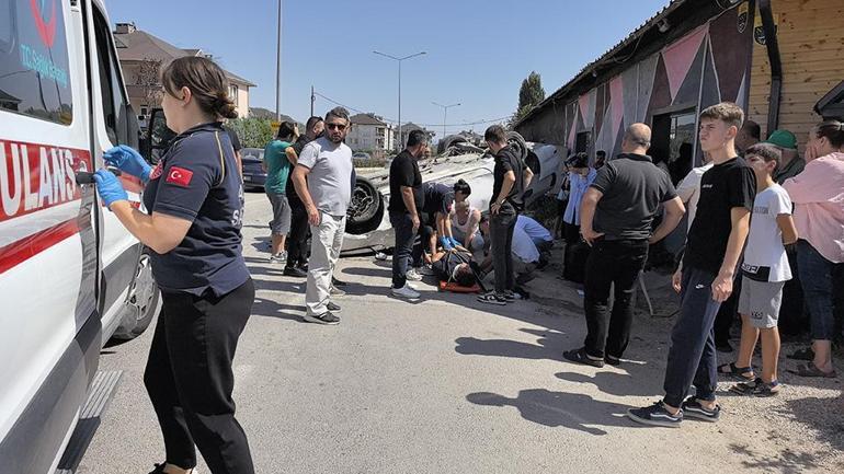 Feci kaza anı kamerada Refüje çarpan otomobil taklalar attı...