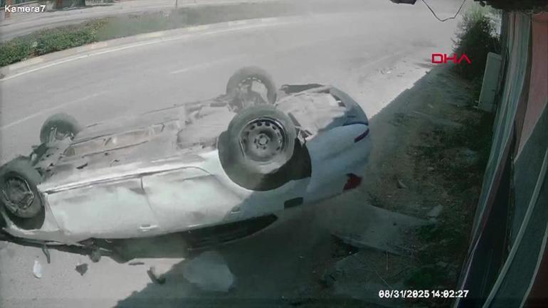 Feci kaza anı kamerada Refüje çarpan otomobil taklalar attı...