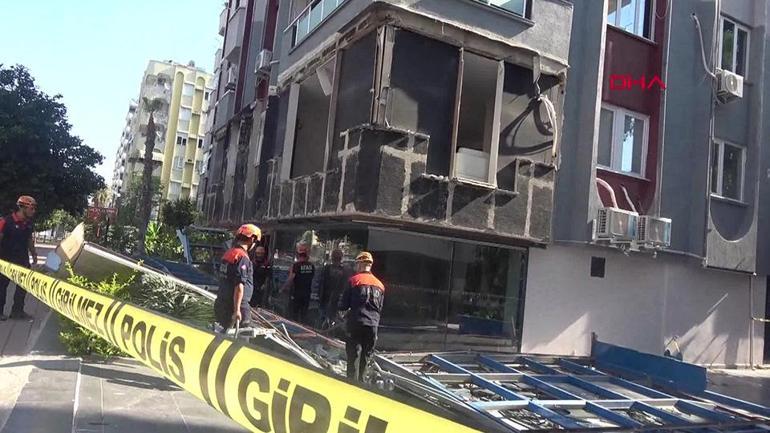 Antalyada reklam panosu büyük bir gürültüyle düştü