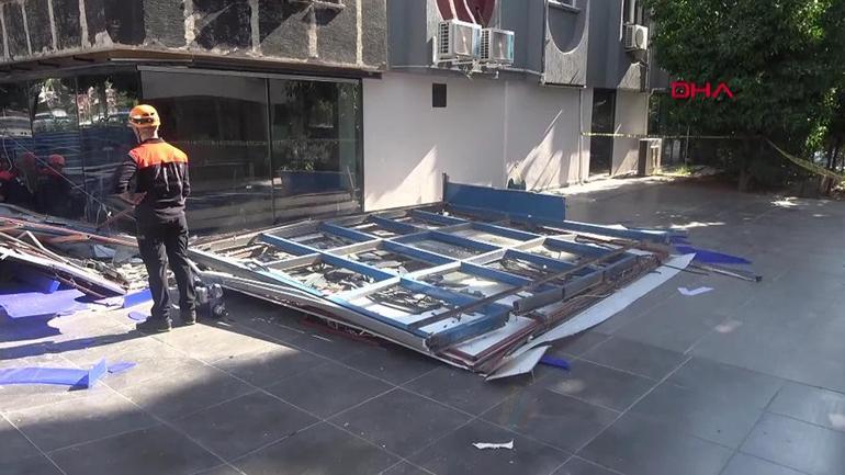 Antalyada reklam panosu büyük bir gürültüyle düştü