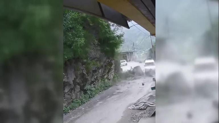 Hindistanda facianın eşiğinden dönüldü Araç kayaların altında kalmaktan son anda kurtuldu