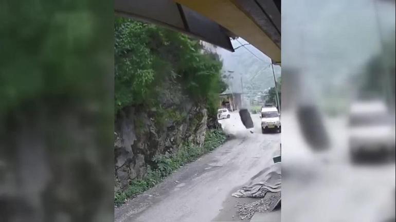 Hindistanda facianın eşiğinden dönüldü Araç kayaların altında kalmaktan son anda kurtuldu