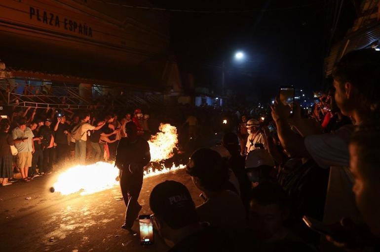 AĞUSTOS’UN ALEVLERİ El Salvador sokakları ateşle aydınlandı