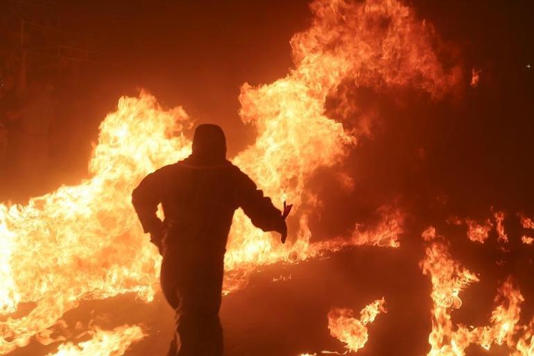 AĞUSTOS’UN ALEVLERİ El Salvador sokakları ateşle aydınlandı