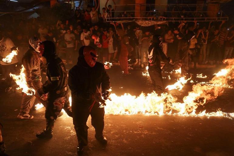 AĞUSTOS’UN ALEVLERİ El Salvador sokakları ateşle aydınlandı