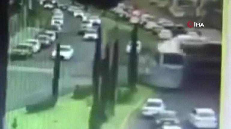Meksika’da geçitte feci kaza: Tren otobüse çarptı, 8 ölü 45 yaralı