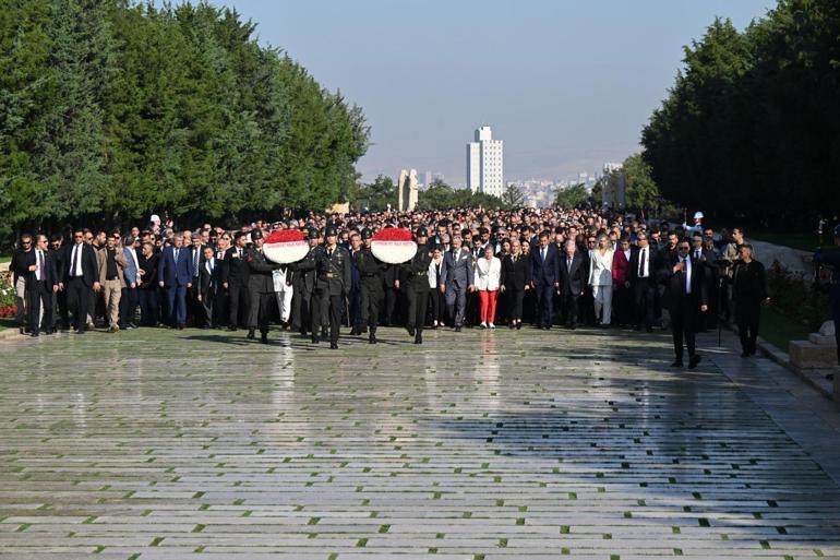 CHP lideri Özgür Özel, Anıtkabiri ziyaret etti