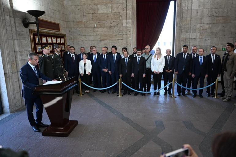 CHP lideri Özgür Özel, Anıtkabiri ziyaret etti