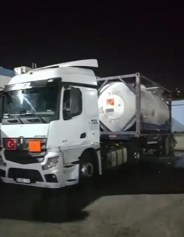 Boya fabrikasındaki kimyasal yüklü tankerde sızıntı