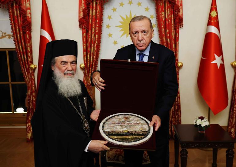 Kudüs Rum Ortodoks Patriği Giannopoulostan Cumhurbaşkanı Erdoğana anlamlı hediye