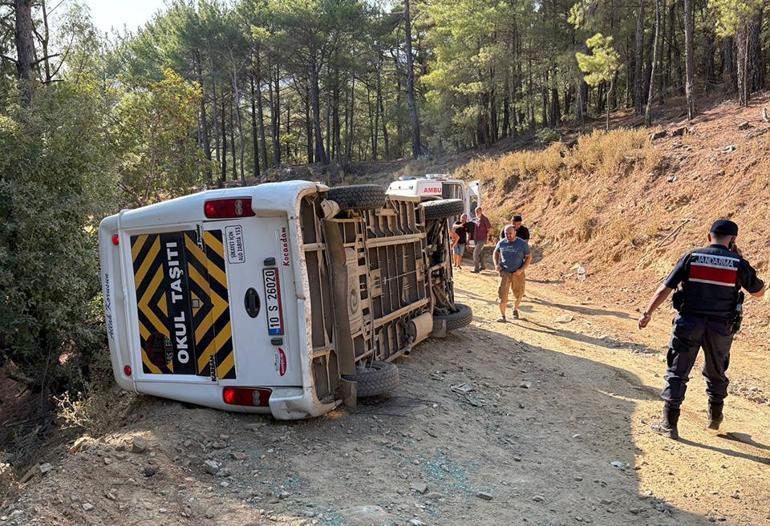 Edremitte tur minibüsü devrildi: 11 yaralı