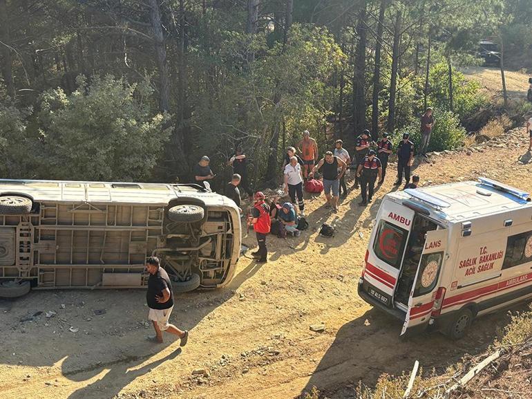 Edremitte tur minibüsü devrildi: 11 yaralı