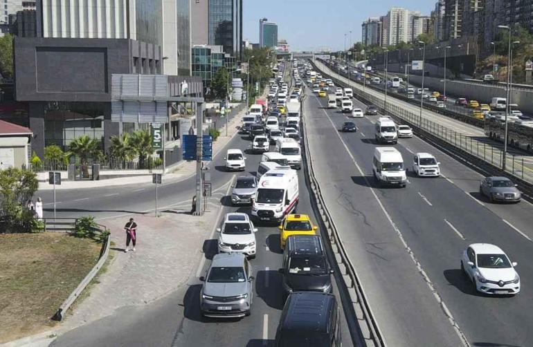 İstanbulda sürücüler artık bu anonsu radyodan duyacak: Lütfen ambulansa yol verin