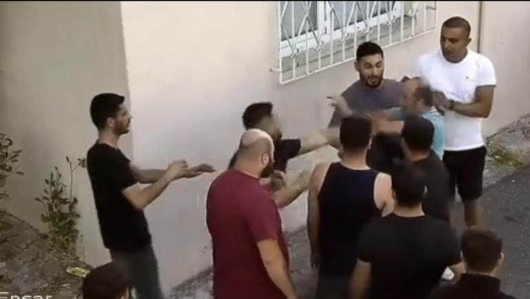 Trafikte tartıştıkları kişinin evini basıp, annesini darbettiler