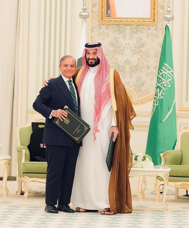 Riyadda imzalar atıldı: Suudi Arabistan ve Pakistandan ortak savunma anlaşması