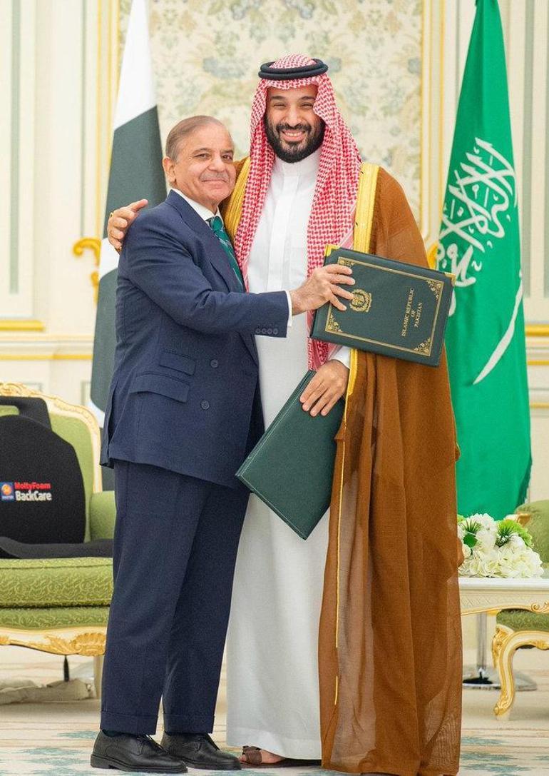 Riyadda imzalar atıldı: Suudi Arabistan ve Pakistandan ortak savunma anlaşması