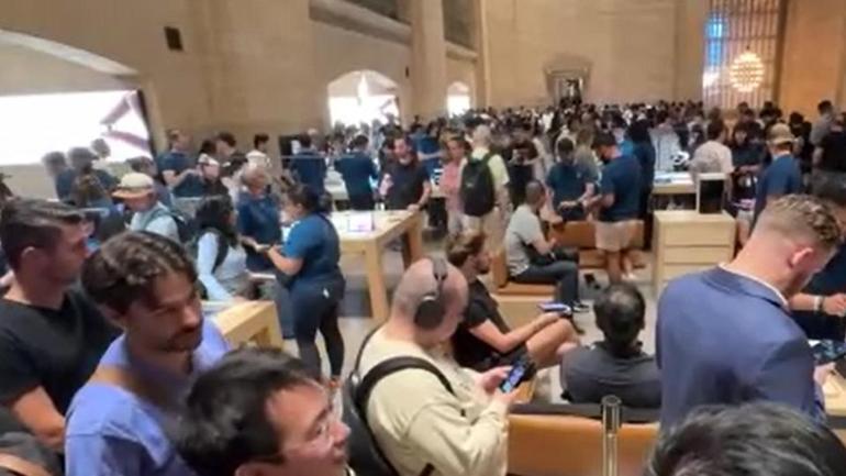 Dünyada iPhone 17 çılgınlığı: Binlerce kişi mağazalara koştu, sırada yumruklar konuştu