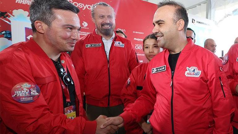 Bakan Kacır, TEKNOFESTte Demirören Medya standını ziyaret etti