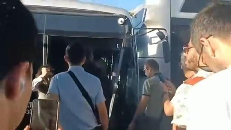 Kadıköyde 2 metrobüs çarpıştı: Çok sayıda ekip bölgeye sevk edildi