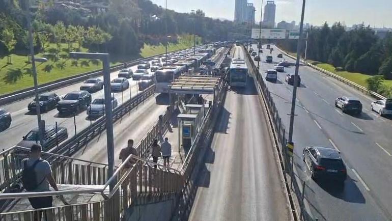 Kadıköyde 2 metrobüs çarpıştı: Çok sayıda ekip bölgeye sevk edildi