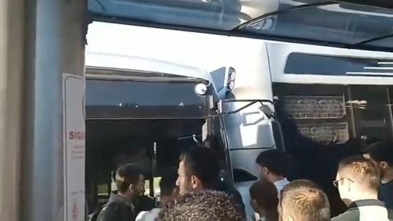 Kadıköyde 2 metrobüs çarpıştı: Çok sayıda ekip bölgeye sevk edildi