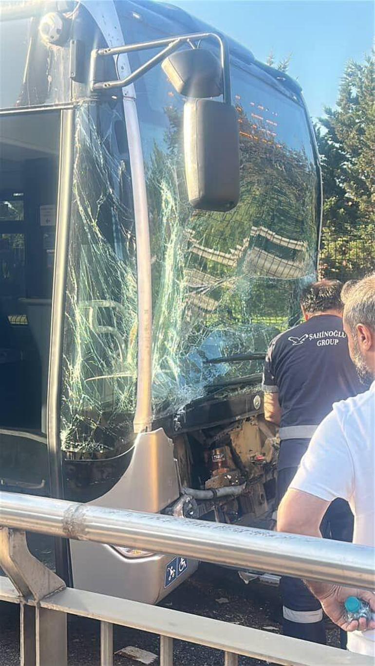 Kadıköyde 2 metrobüs çarpıştı: Çok sayıda ekip bölgeye sevk edildi