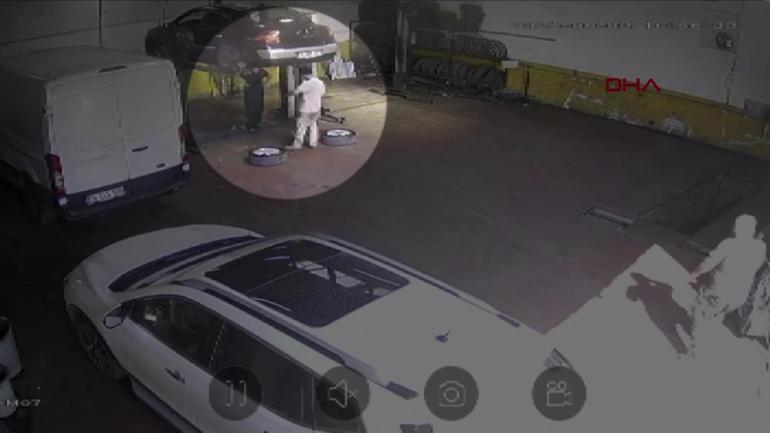 Otomobil araç kaldırma liftinden düştü İşçiler saniyelerle kurtuldu