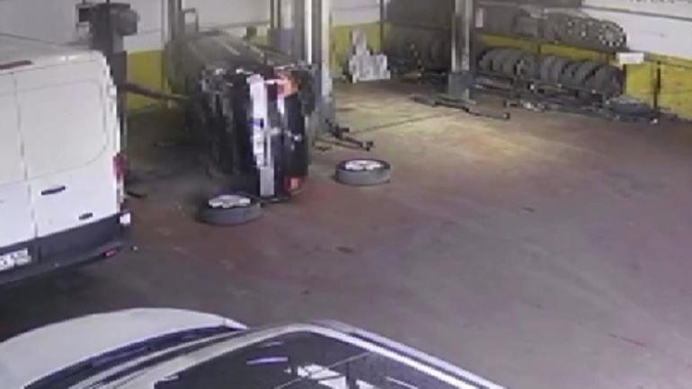 Otomobil araç kaldırma liftinden düştü İşçiler saniyelerle kurtuldu