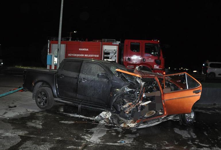 SON DAKİKA HABERİ: Manisa’da kamyonet ile çarpışan otomobil ikiye ayrıldı: 1i çocuk 5 öldü, kimlikleri açıklandı