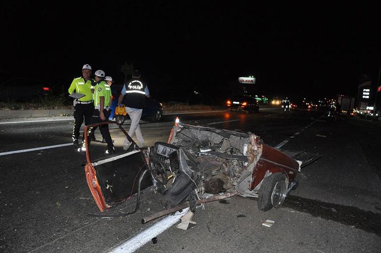 SON DAKİKA HABERİ: Manisa’da kamyonet ile çarpışan otomobil ikiye ayrıldı: 1i çocuk 5 öldü, kimlikleri açıklandı