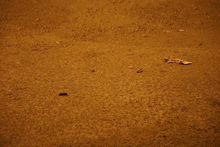 Uzun namlulu silahla oto galeriyi taradılar