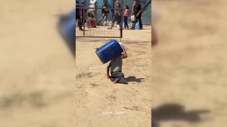 Gazzeli engelli çocuğun suya ulaşma mücadelesi yürekleri dağladı