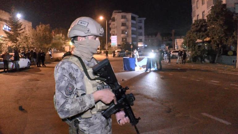 İstanbulda soru işareti dolu cinayet Polis yelekli kişi sokak ortasında öldürüldü