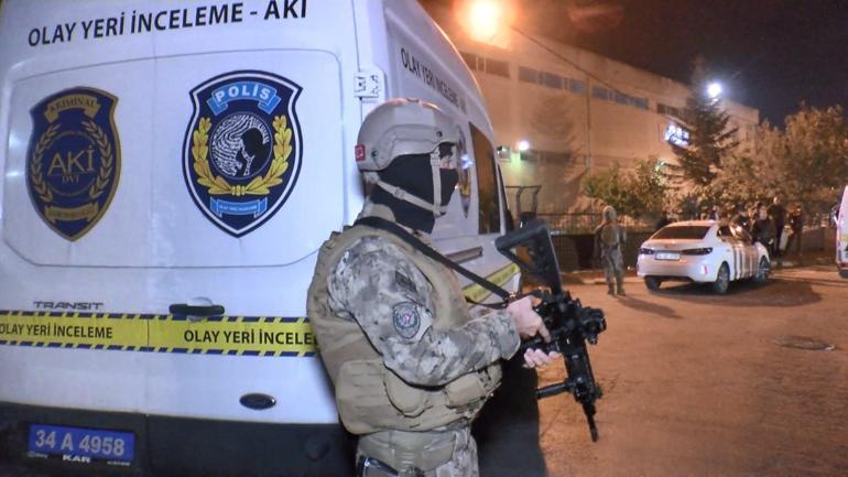 İstanbulda soru işareti dolu cinayet Polis yelekli kişi sokak ortasında öldürüldü