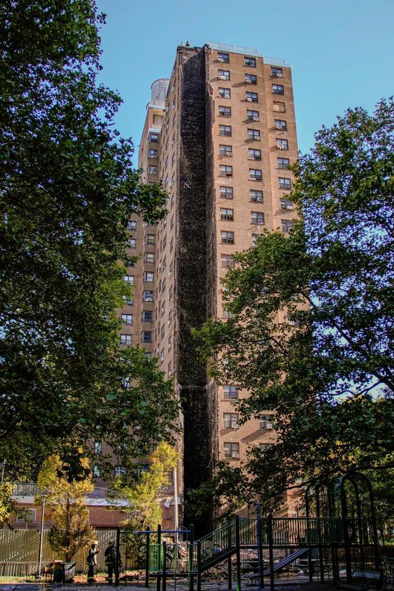 SON DAKİKA... New Yorkta 20 katlı binada çökme: İşte ilk görüntüler