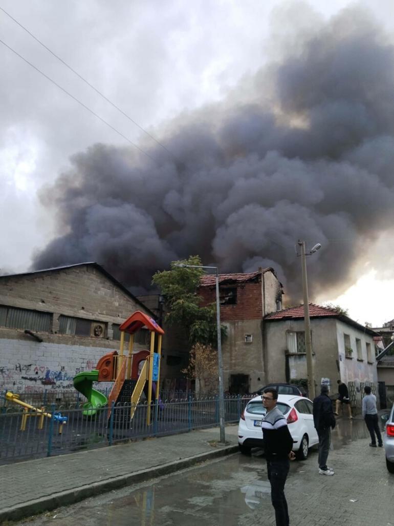 SON DAKİKA... İzmirde depo yangını