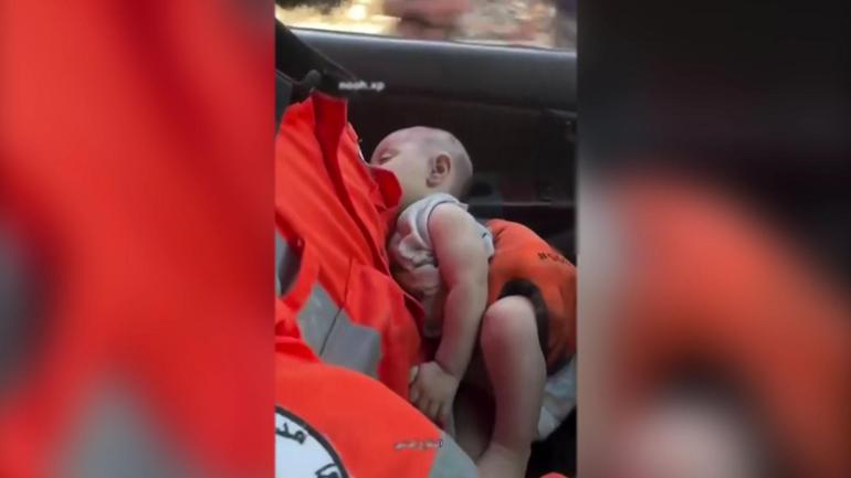 Gazzede minik canı kurtarmak için zamanla yarıştı