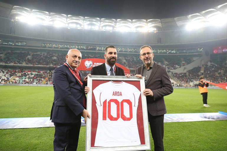 Hakan Çalhanoğlu milli formayla dalya diyecek