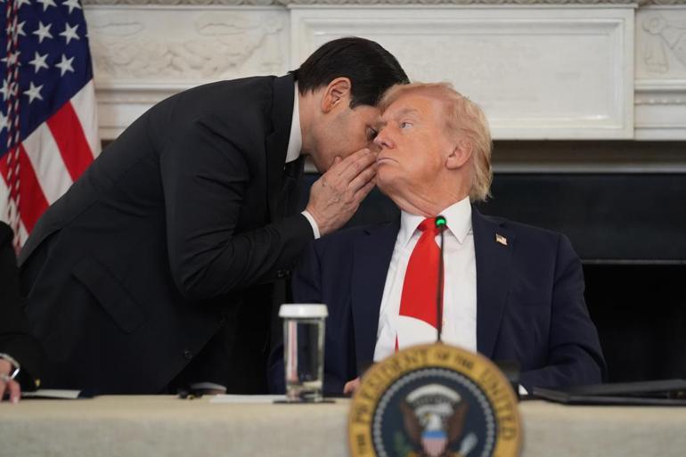 Trump, Bush’a nazire mi yaptı Dünyanın konuştuğu o an...