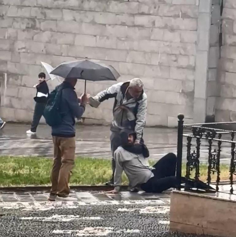 Önce yerde sürükledi sonra kaldırım taşıyla darbetti