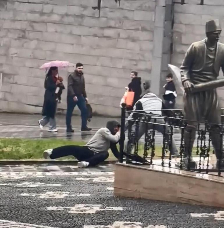 Önce yerde sürükledi sonra kaldırım taşıyla darbetti