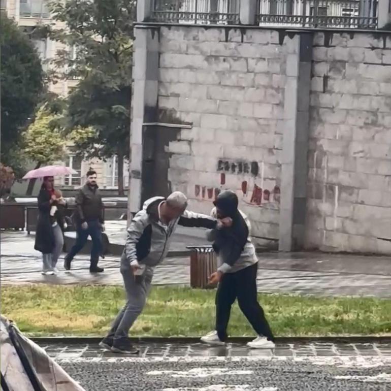 Önce yerde sürükledi sonra kaldırım taşıyla darbetti